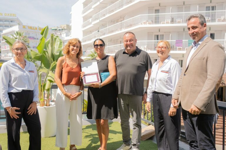 L'entrega de la placa de reconeixement (Ajuntament de Lloret de Mar)