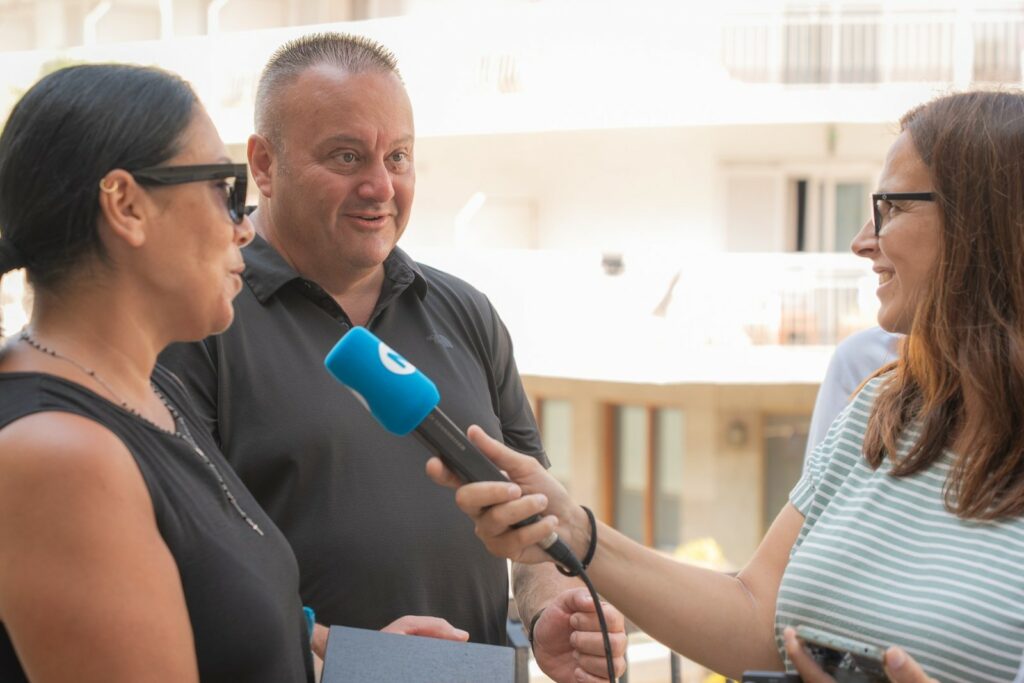 El matrimoni fent declaracions a la ràdio
