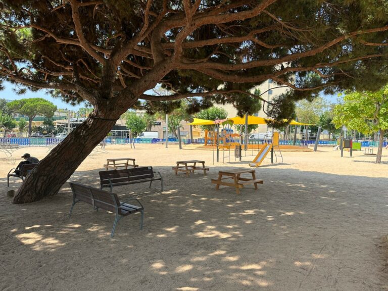 Un refugi climàtic natural amb arbres i una lona que fa ombra (Ajuntament de Lloret de Mar)