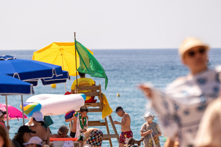 Un socorrista vigilant a la platja de Lloret