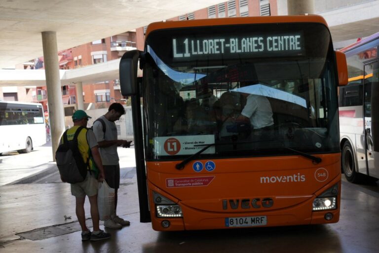 Usuaris agafant el bus entre Lloret i Blanes, aquest migdia