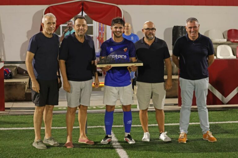 Fran Chamizo amb el trofeu (Aitor Roger)