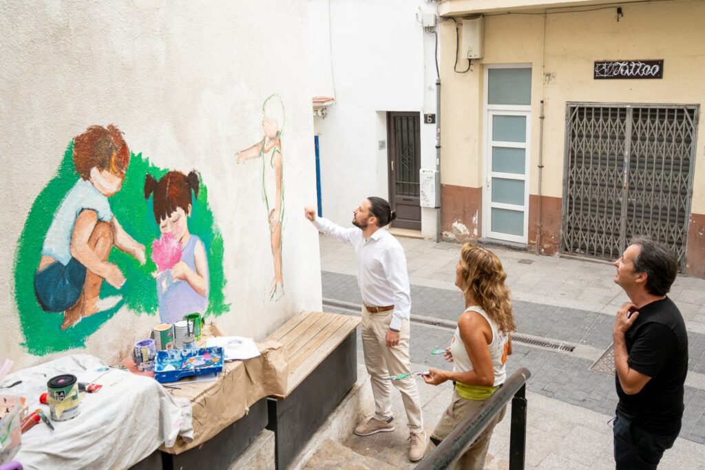 L'alcalde visitant un dels murals (Ajuntament de Lloret de Mar)
