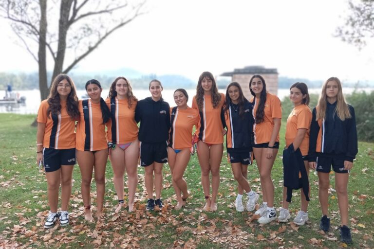 Les noies participants a la Travessia a l'estany de Banyoles (CNLL)