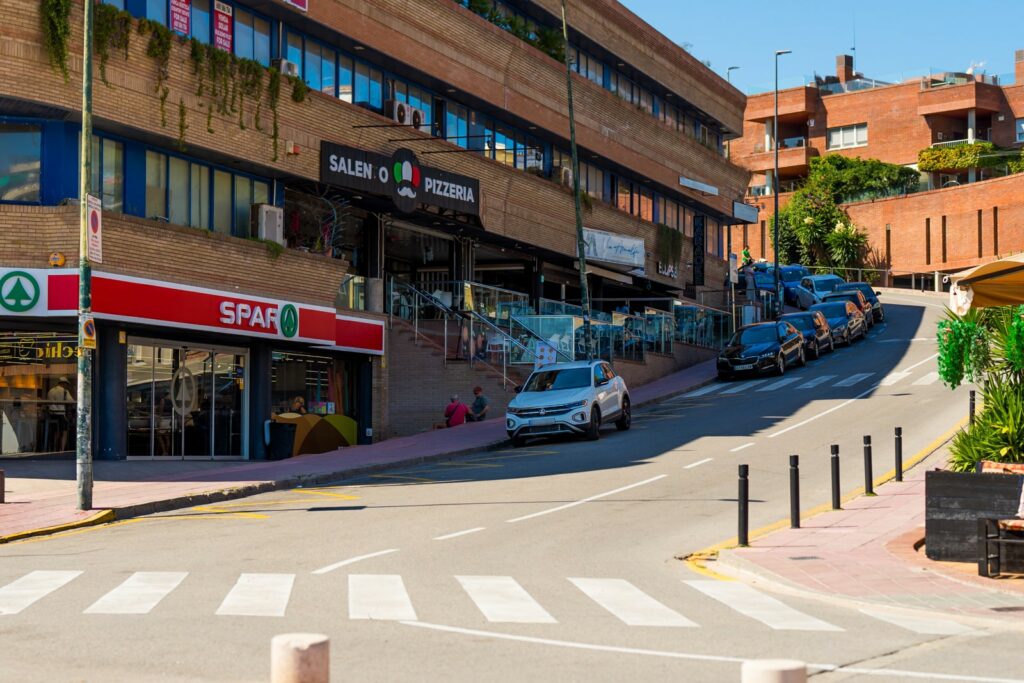 Un cotxe fent un ús indegut de la zona de càrrega i descàrrega