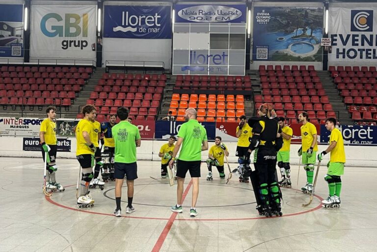 Xevi Cabanas conduint un entrenament aquesta setmana (Club Hoquei Lloret)