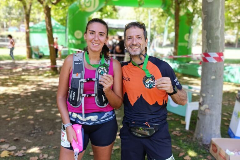 La Pilar i en Carles amb la medalla (Beer Runners)