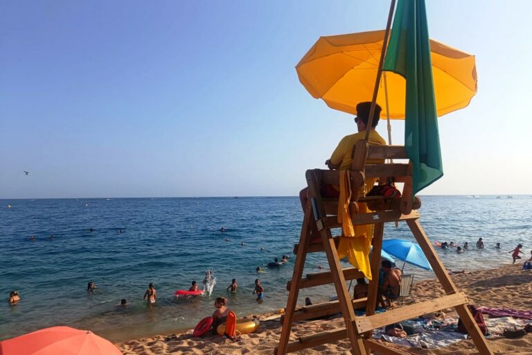 Un socorrista vigilant a la platja de Lloret aquest agost