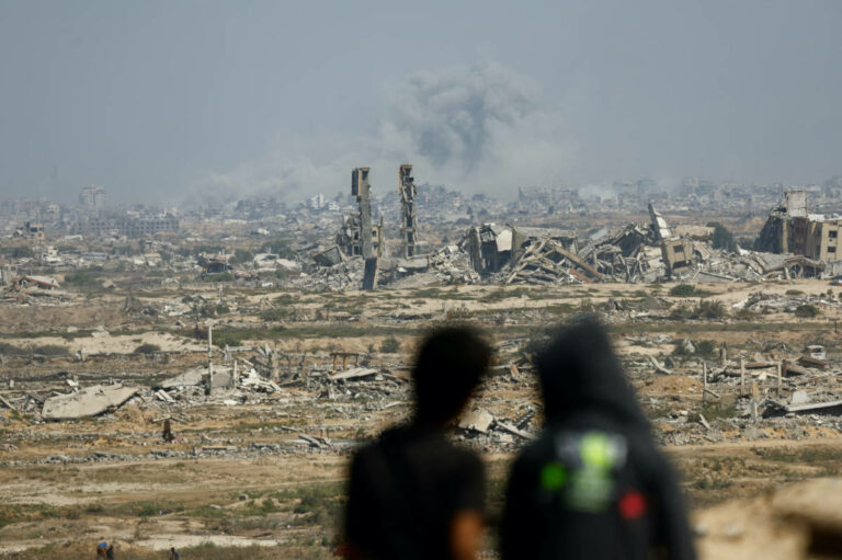 Smoke rises during an Israeli military operation in Gaza City, as seen from the central Gaza Strip September 27, 2025. REUTERS/Mahmoud Issa