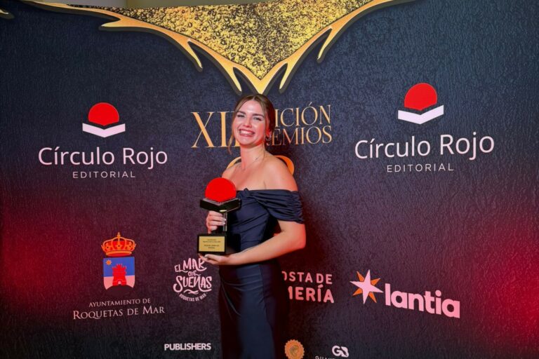 Joana Coloma amb el Premi Círculo Rojo