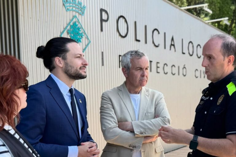 L'alcalde i el regidor Guich amb un agent de la Policia Local (Ajuntament de Lloret de Mar)