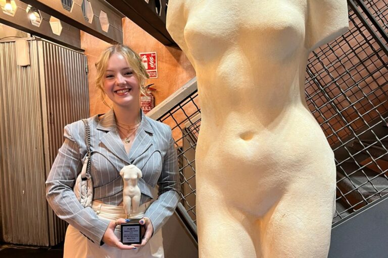 Mireia Flores amb la Venus de Badalona