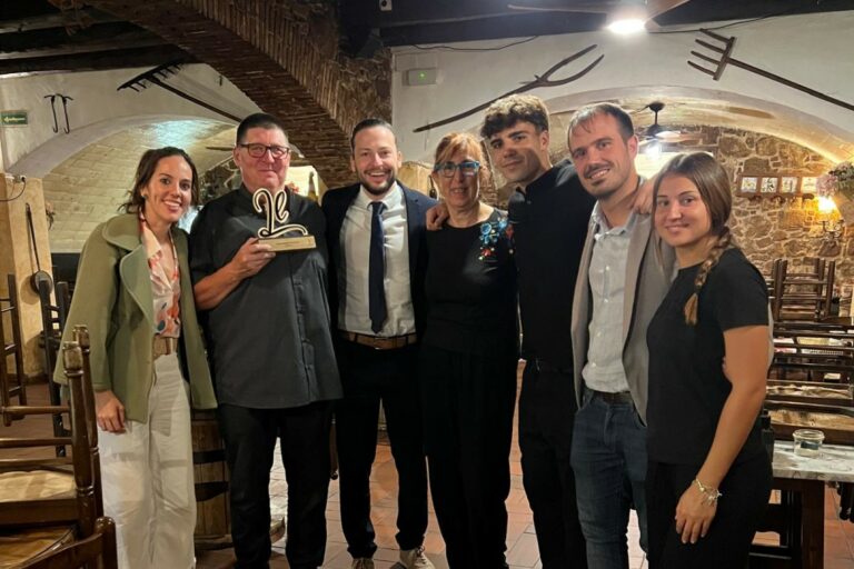 Moi Coll i la seva dona mostrant el premi amb algunes autoritats locals (El Relicario)