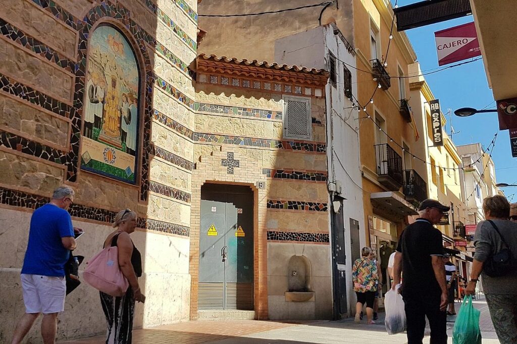 Repartidors de la Mina Melitrons (antiga Lari) i de la Riera (C. la Vila, 10). Foto pròpia de 2022, avui encara dempeus (i la font en ús, amb aigua de la xarxa)