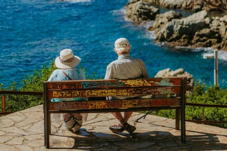 Dues persones grans mirant el mar, a Lloret