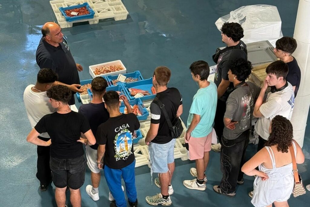 Els alumnes en una visita a la llotja de Blanes (Institut Coll i Rodés)