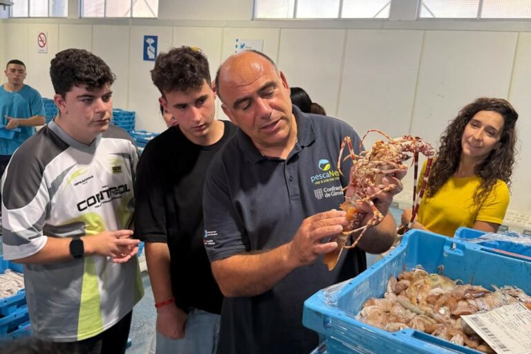 Els alumnes en una visita a la llotja de Blanes (Institut Coll i Rodés)