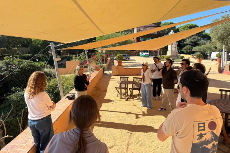 Els localitzadors visitant Sant Pere del Bosc (Lloret Turisme)