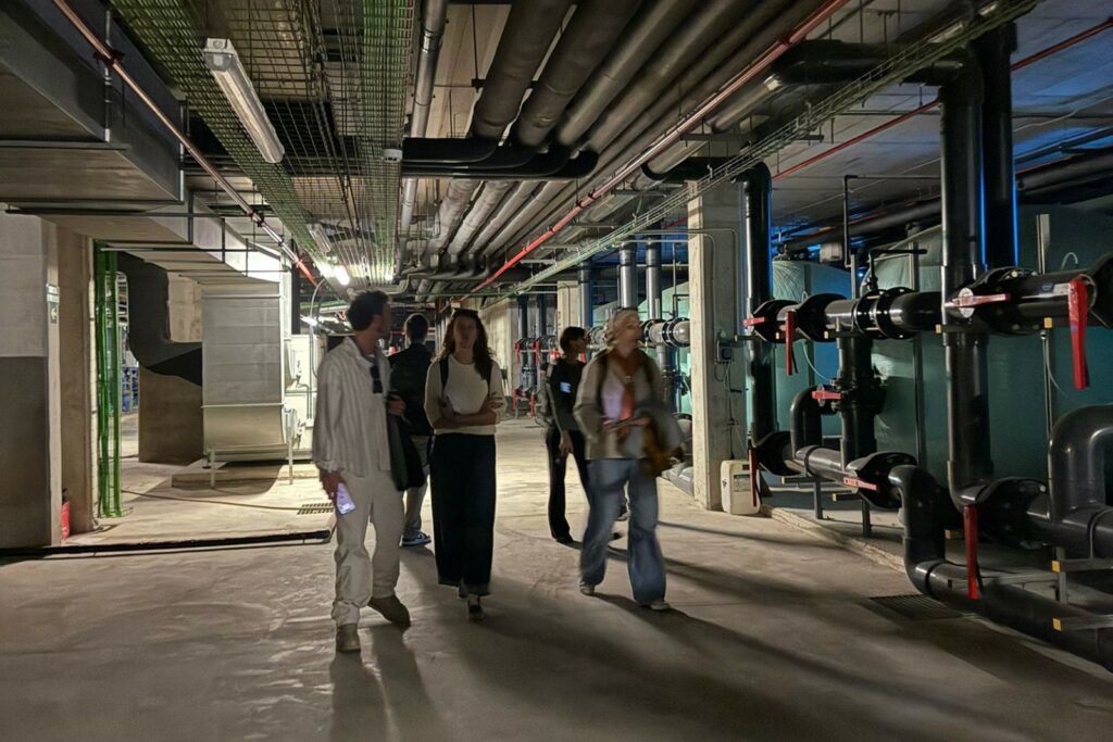 Visitant les instal·lacions de la piscina (Lloret Turisme)