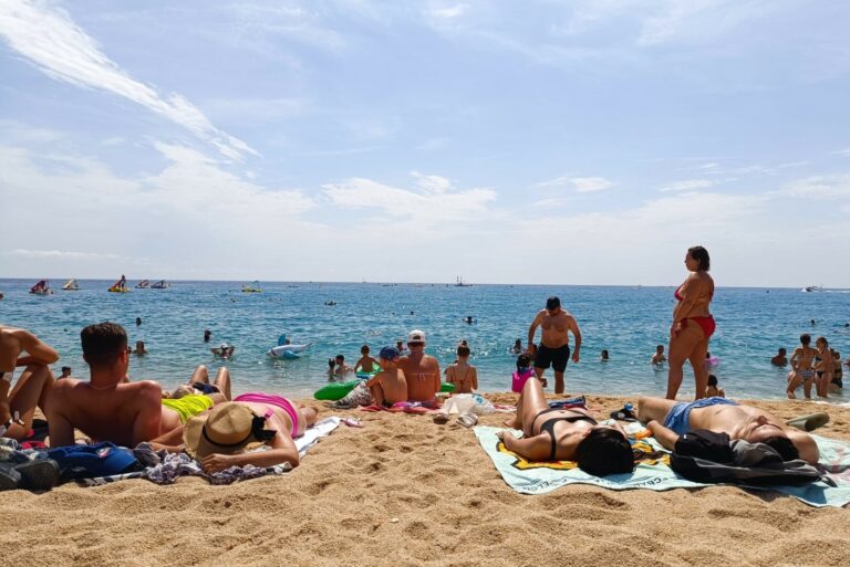 Turistes a la platja durant l'estiu