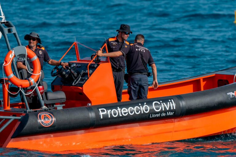 Agents de Protecció Civil amb l'embarcació del servei