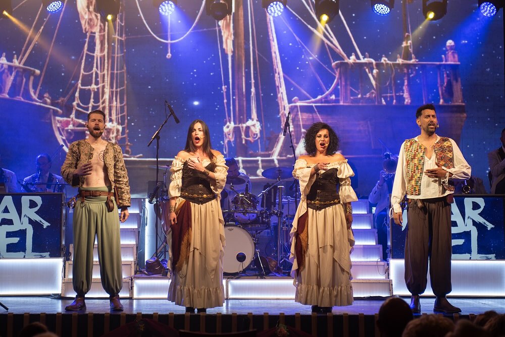 Interpretant una de les cançons de Mar i Cel (Orquestra Selvatana)