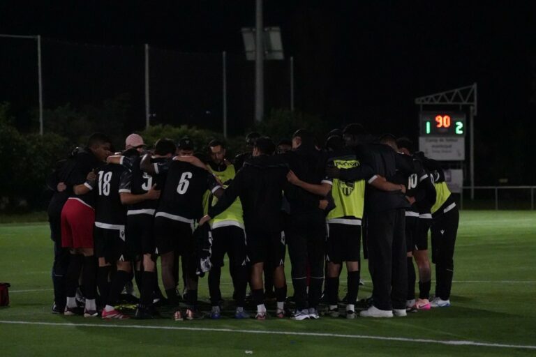L'equip celebrant la victòria, amb el resultat de fons (Juventus Lloret)