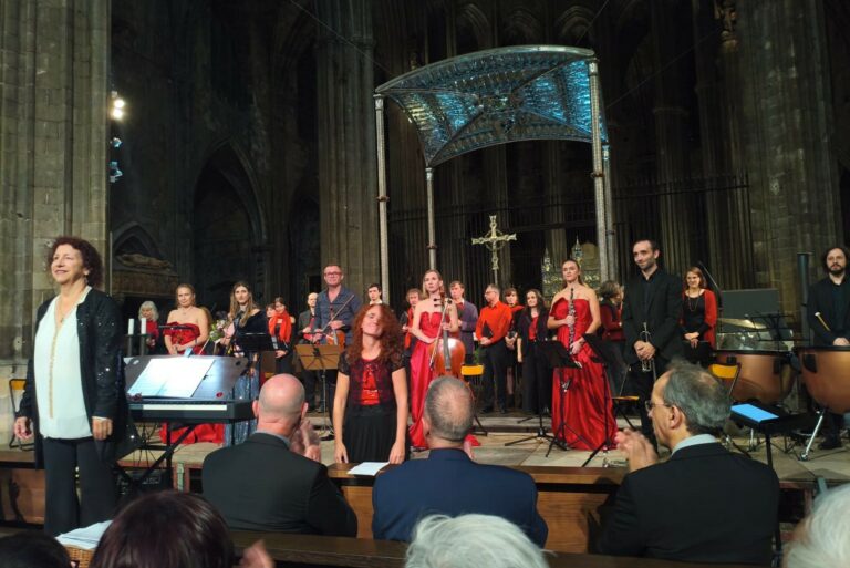 Sílvia Castillo dirigint un concert amb la Camerata Girona