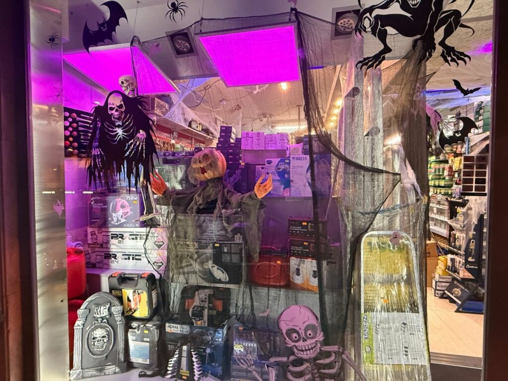ferreteria catalunya tercer premi concurs aparadors Halloween