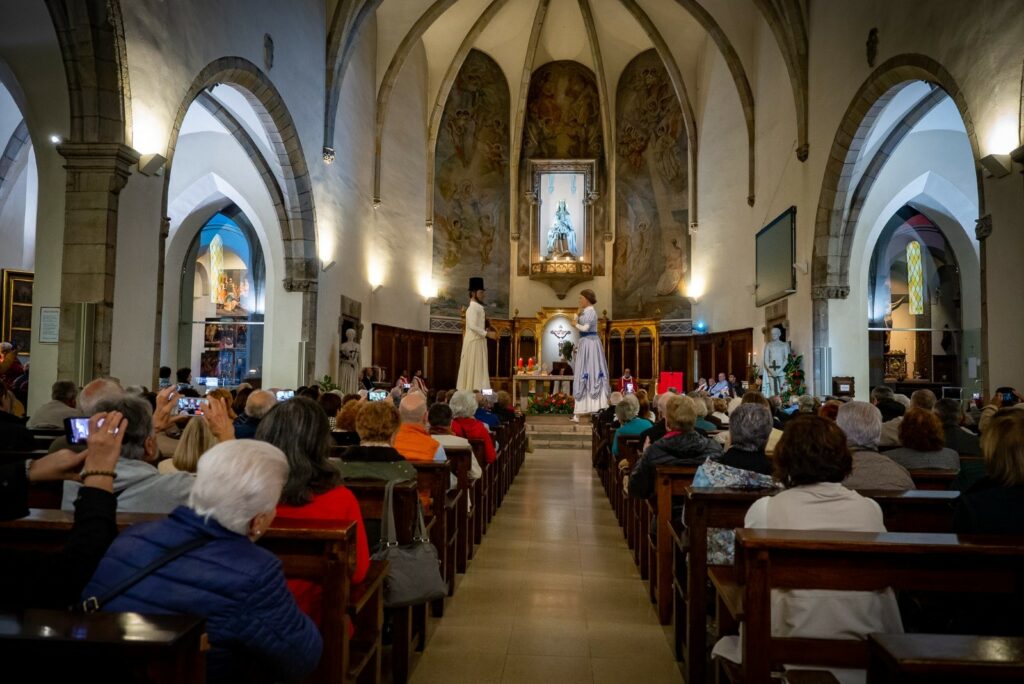 Els gegants sempre acuden a la missa de Festa Major (Ajuntament de Lloret de Mar)