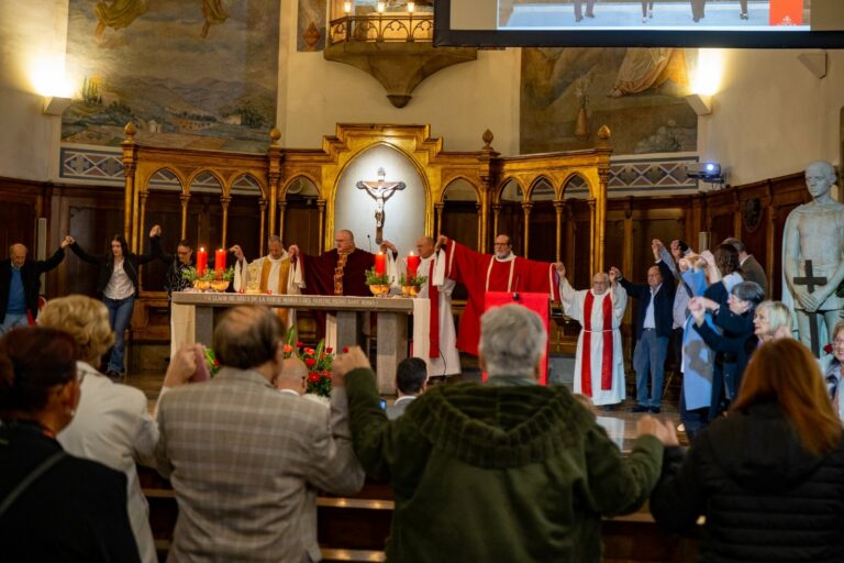 Ballant la sardana a l'altar (Ajuntament de Lloret de Mar)