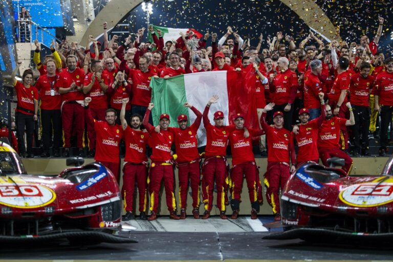 Miguel Molina celebrant el títol amb Ferrari (MARCA)