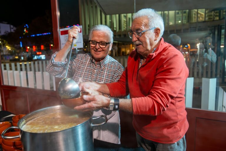 Repartint la sopa de l'àvia (Ajuntament de Lloret de Mar)