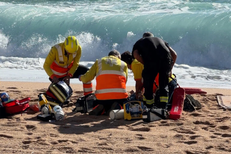Adolescent-rescatada-al-mar-a-Lloret