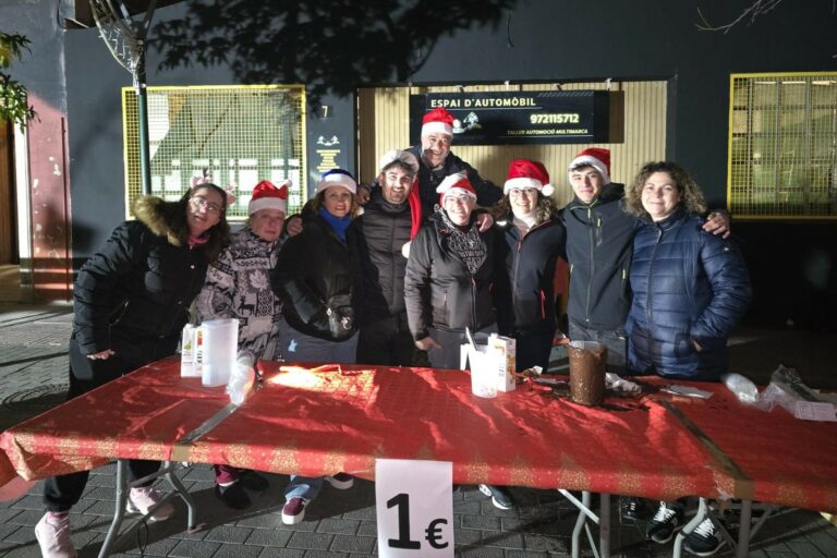Els veïns del Molí es preparen per rebre el Pare Noel (AAVV El Molí, Mas Vilà i Can Ribalaigua)
