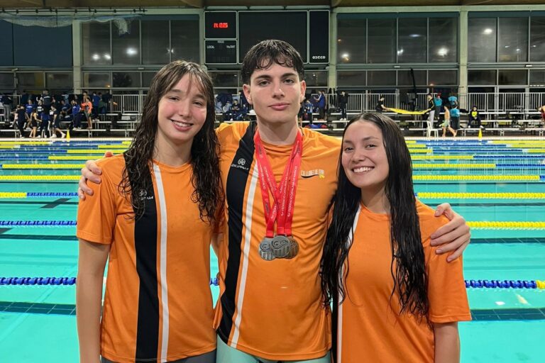 Joel Arredondo, al centre amb les tres medalles (CN Lloret)