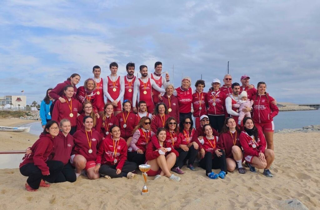 Tots els vogadors amb la copa de millor club català en llagut (Rem Santa Cristina)