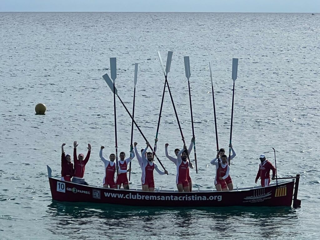 El sènior masculí celebrant la victòria (Rem Santa Cristina)
