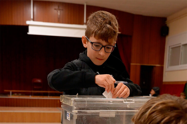 Un alumne depositant el seu vot a l'Escola Immaculada Concepció.