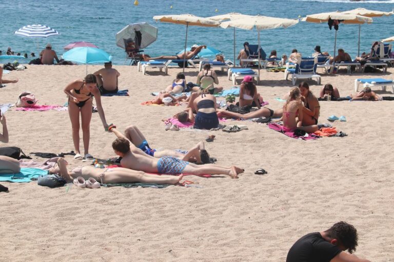 banyistes platja estiu Lloret 2025 ACN