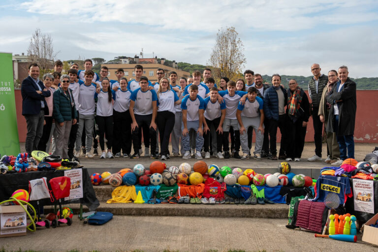 Els alumnes del Rocagrossa amb tot el material recollit