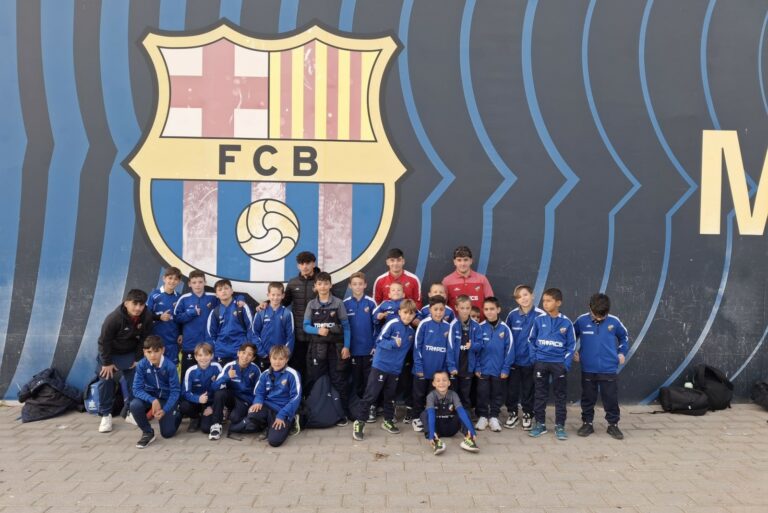 Els jugadors del Lloret amb l'escut del Barça (CF Lloret)