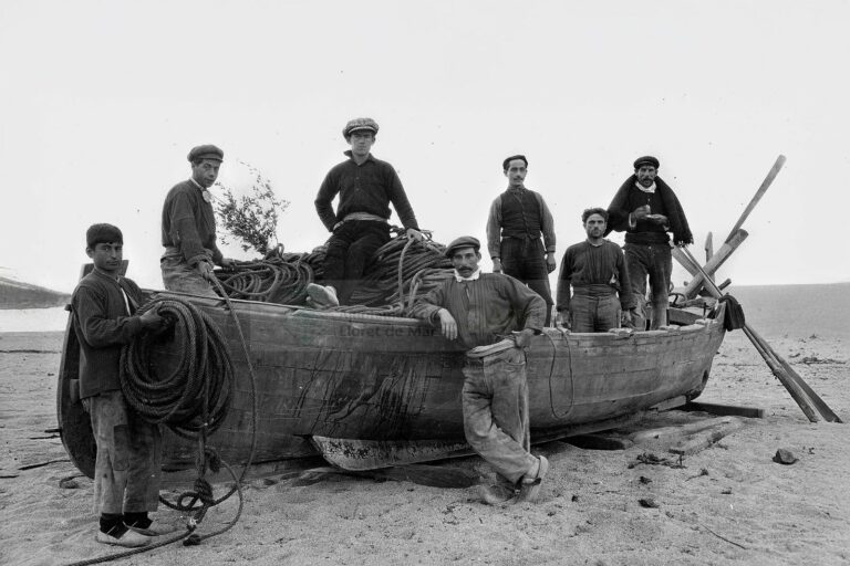 La Barcassa de Joan Vidal es Carboner, amb la gent de mar (Fons Martínez de la Guardia)