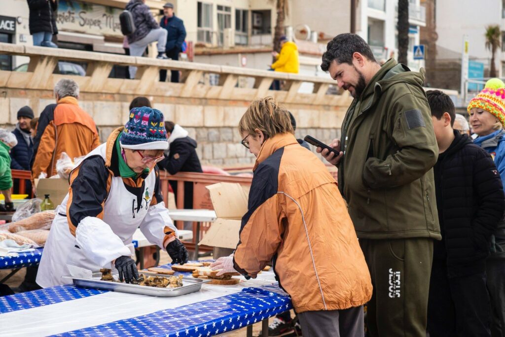 Repartint l'esmorzar amb el peix pescat (Xino-Xano)