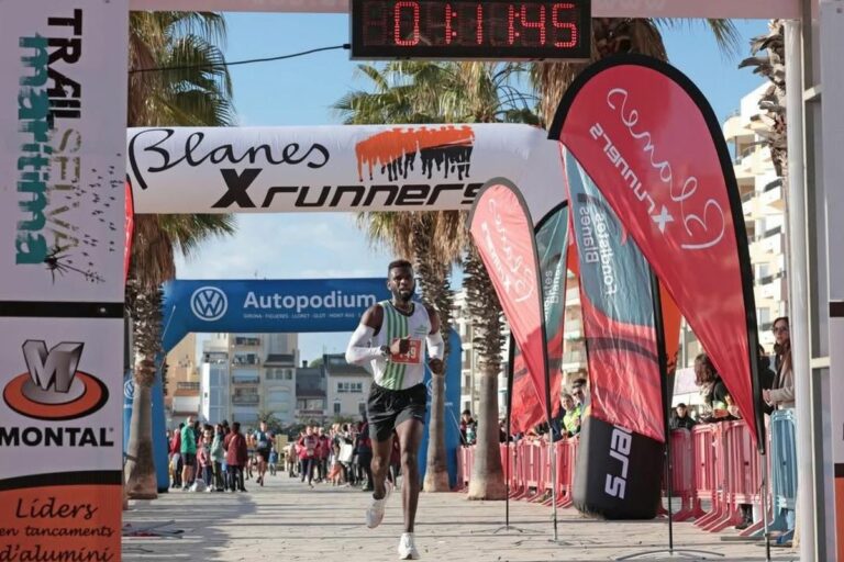 Buba Sabaly creua la meta de la cursa Mar i Murtra de Blanes
