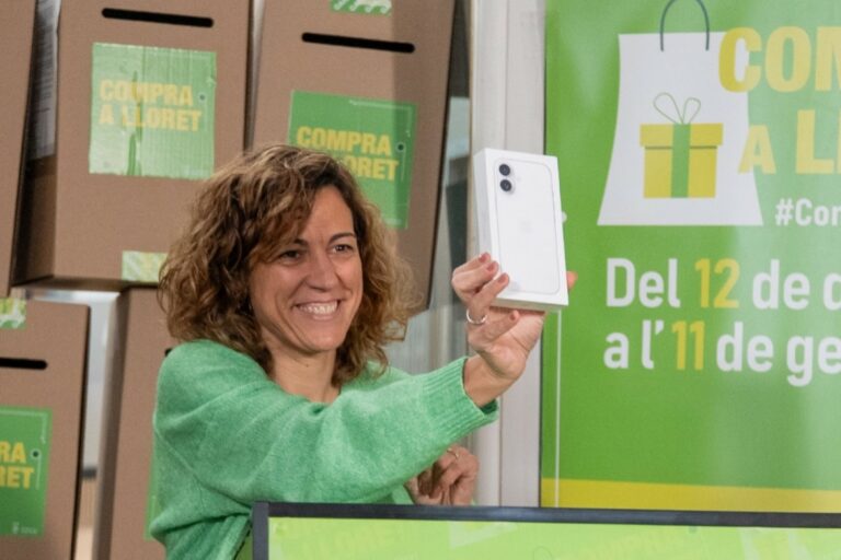 La regidora Cristina Aymerich mostrant l'Iphone que se sortejava (Ajuntament de Lloret de Mar)