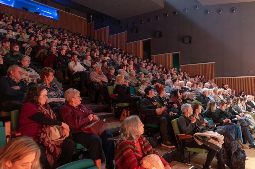 El Teatre ple amb motiu de la presentació de la nova temporada (Ajuntament de Lloret de Mar)
