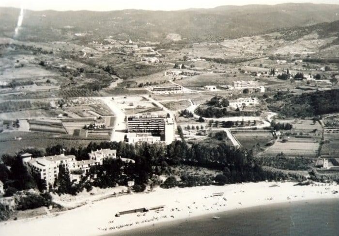 Els inicis de l'Hotel Rigat Park a Fenals, encara poc urbanitzat