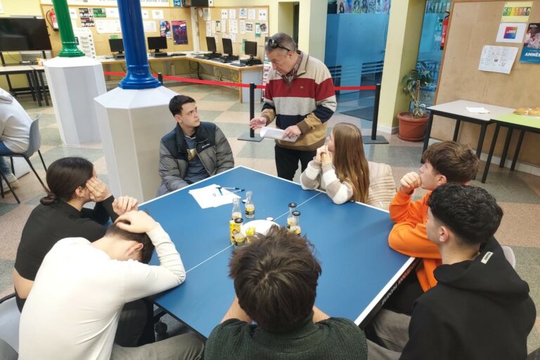 Alumnes a la Hackató de l'any passat amb Josep Lluís Sánchez Brugarola (El Puntet)