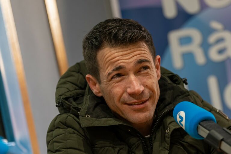 Juan José Ballesta als estudis de la ràdio